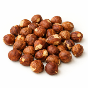 Un fruto seco nutritivo, versátil y lleno de energía. La avellana cruda sin cáscara es un fruto seco de sabor suave y ligeramente dulce, muy apreciado tanto para consumo directo como en repostería y cocina saludable. Al presentarse cruda y mondada, conserva intactas sus propiedades nutricionales. Destaca por su alto contenido en grasas insaturadas, fibra y proteínas vegetales. Es un alimento energético y saciante que puede formar parte de una alimentación equilibrada cuando se consume en cantidades adecuadas. Beneficios nutricionales Salud cardiovascular: su perfil lipídico favorece el equilibrio entre colesterol LDL y HDL dentro de una dieta variada y equilibrada. Energía y rendimiento físico: su aporte calórico y mineral la convierte en un alimento interesante para personas activas y deportistas. Función neuromuscular: contiene minerales como magnesio y fósforo, implicados en el funcionamiento muscular y nervioso. Acción antioxidante: gracias a su contenido en vitaminas y compuestos bioactivos, contribuye a la protección frente al estrés oxidativo. Aporte de fibra: favorece el tránsito intestinal y la sensación de saciedad. Fuente de ácidos grasos esenciales: contiene Omega 3 y Omega 6, que deben obtenerse a través de la alimentación. Las avellanas pueden incorporarse en desayunos, ensaladas, cremas de frutos secos, repostería o consumirse como snack natural. Se recomienda una ración moderada, aproximadamente un puñado al día (unos 25 g), como parte de una dieta equilibrada. Recomendaciones i