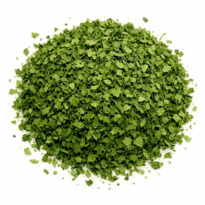 Cilantro en Hoja a granel El cilantro en hoja es la versión deshidratada de las hojas de Coriandrum sativum, una planta aromática ampliamente utilizada en la cocina mediterránea, asiática y latinoamericana. Su aroma es fresco, ligeramente cítrico y con un fondo herbal muy característico. En LA DESPENSA DEL GRANEL seleccionamos cilantro seco de calidad, cuidadosamente deshidratado para conservar su fragancia y sabor natural. Es una alternativa práctica al cilantro fresco, ideal para tener siempre disponible en la despensa. El cilantro en hoja es perfecto para aportar un toque fresco a guisos, arroces, sopas, legumbres, salsas, vinagretas y platos de inspiración internacional como currys, tacos o ceviches. Su sabor es intenso y ligeramente anisado, por lo que se recomienda añadir al final de la cocción para mantener su aroma. Comprar cilantro en hoja a granel permite ajustar cantidades, mantener frescura y reducir envases, apostando por un consumo más sostenible.