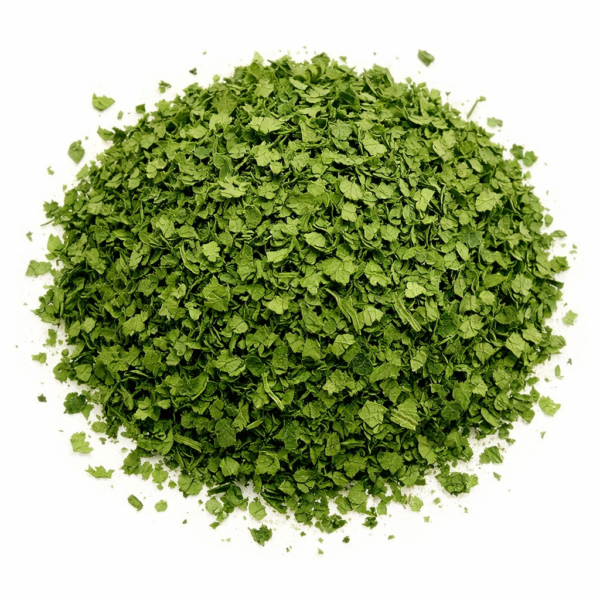 El cilantro en hoja es la versión deshidratada de las hojas de Coriandrum sativum, una planta aromática ampliamente utilizada en la cocina mediterránea, asiática y latinoamericana. Su aroma es fresco, ligeramente cítrico y con un fondo herbal muy característico. En LA DESPENSA DEL GRANEL seleccionamos cilantro seco de calidad, cuidadosamente deshidratado para conservar su fragancia y sabor natural. Es una alternativa práctica al cilantro fresco, ideal para tener siempre disponible en la despensa. El cilantro en hoja es perfecto para aportar un toque fresco a guisos, arroces, sopas, legumbres, salsas, vinagretas y platos de inspiración internacional como currys, tacos o ceviches. Su sabor es intenso y ligeramente anisado, por lo que se recomienda añadir al final de la cocción para mantener su aroma. Comprar cilantro en hoja a granel permite ajustar cantidades, mantener frescura y reducir envases, apostando por un consumo más sostenible.