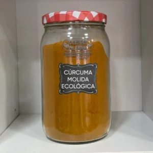 La cúrcuma molida ecológica es una especia obtenida del rizoma seco de la planta Curcuma longa, cultivada bajo los estándares de la agricultura ecológica certificada. Conocida por su intenso color amarillo dorado y su aroma cálido y terroso, es uno de los ingredientes más valorados en la cocina y en la alimentación saludable. En LA DESPENSA DEL GRANEL seleccionamos cúrcuma BIO molida de textura fina y color brillante, ideal para aportar sabor, profundidad y un tono dorado natural a múltiples recetas. Es un ingrediente esencial en mezclas como el curry, en platos de inspiración oriental y en preparaciones modernas como el “golden milk”.