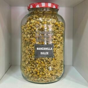 MANZANILLA DULCE La Manzanilla Dulce, también conocida como Manzanilla de Castilla, manzanilla alemana o cimarrona, es una de las plantas medicinales más utilizadas en el mundo. Su nombre botánico es Matricaria chamomilla y pertenece a la familia de las asteráceas. Es originaria de Europa y de zonas templadas de Asia, especialmente de la región de los Balcanes, aunque hoy en día también se cultiva ampliamente en América y Australia. Sus flores secas se emplean principalmente en infusión por sus propiedades digestivas, calmantes y antiinflamatorias. Además, su aceite esencial es muy valorado en aromaterapia por su aroma dulce y relajante. En LA DESPENSA DEL GRANEL la ofrecemos en flor entera, ideal para preparar infusiones naturales de máxima calidad.