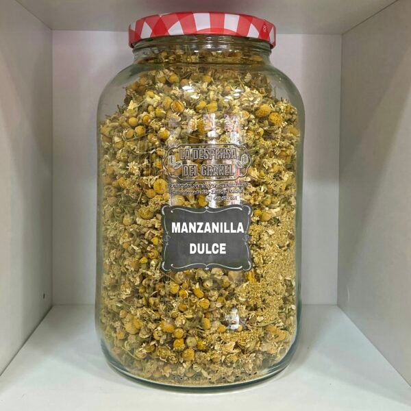 MANZANILLA DULCE La Manzanilla Dulce, también conocida como Manzanilla de Castilla, manzanilla alemana o cimarrona, es una de las plantas medicinales más utilizadas en el mundo. Su nombre botánico es Matricaria chamomilla y pertenece a la familia de las asteráceas. Es originaria de Europa y de zonas templadas de Asia, especialmente de la región de los Balcanes, aunque hoy en día también se cultiva ampliamente en América y Australia. Sus flores secas se emplean principalmente en infusión por sus propiedades digestivas, calmantes y antiinflamatorias. Además, su aceite esencial es muy valorado en aromaterapia por su aroma dulce y relajante. En LA DESPENSA DEL GRANEL la ofrecemos en flor entera, ideal para preparar infusiones naturales de máxima calidad.