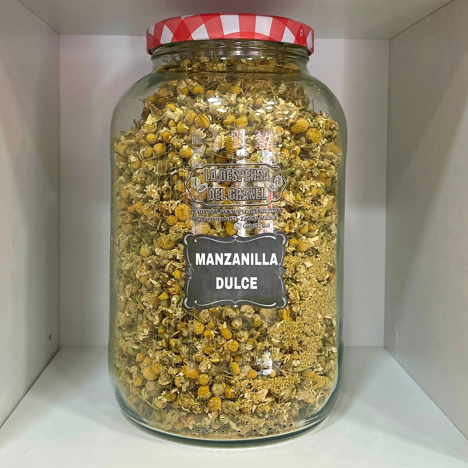 La Manzanilla Dulce, también conocida como Manzanilla de Castilla, manzanilla alemana o cimarrona, es una de las plantas medicinales más utilizadas en el mundo. Su nombre botánico es Matricaria chamomilla y pertenece a la familia de las asteráceas. Es originaria de Europa y de zonas templadas de Asia, especialmente de la región de los Balcanes, aunque hoy en día también se cultiva ampliamente en América y Australia. Sus flores secas se emplean principalmente en infusión por sus propiedades digestivas, calmantes y antiinflamatorias. Además, su aceite esencial es muy valorado en aromaterapia por su aroma dulce y relajante. En LA DESPENSA DEL GRANEL la ofrecemos en flor entera, ideal para preparar infusiones naturales de máxima calidad.