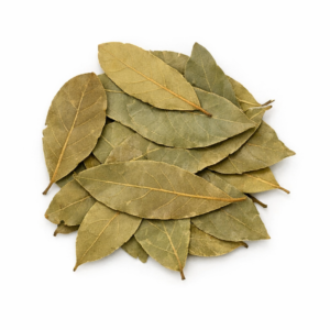 Las hojas de laurel, procedentes del Laurus nobilis, son una de las hierbas aromáticas más utilizadas en la cocina mediterránea y tradicional. Secadas cuidadosamente para conservar su fragancia, aportan un aroma intenso, ligeramente balsámico y con notas amaderadas que enriquecen cualquier preparación. En LA DESPENSA DEL GRANEL seleccionamos laurel seco de calidad, con hojas enteras, limpias y bien conservadas, ideales para aportar profundidad y carácter a guisos, caldos, legumbres, carnes, pescados y salsas. El laurel no domina el plato, sino que lo equilibra, aportando un fondo aromático elegante y persistente. Es un ingrediente esencial en recetas tradicionales como lentejas, cocidos, estofados y marinados. Comprar hojas de laurel a granel permite ajustar cantidades, mantener frescura y apostar por un consumo más sostenible.