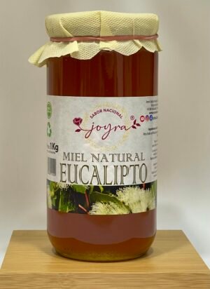 Miel de Eucalipto Joyra 1kg, dorada, aromática y suave. Ideal para endulzar infusiones, yogures o recetas, 100% natural y cruda de origen español.