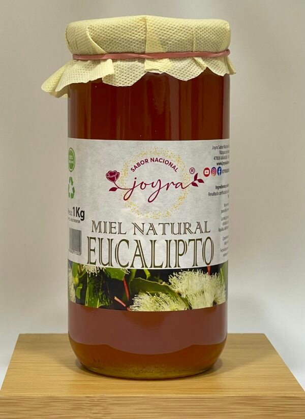 Miel de Eucalipto Joyra 1kg, dorada, aromática y suave. Ideal para endulzar infusiones, yogures o recetas, 100% natural y cruda de origen español.