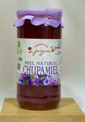 Miel de Chupamiel Joyra 1kg, delicada y dulce, con suaves notas de manzanilla y caramelo de limón. Ideal para infusiones, tostadas y recetas. 100% cruda y natural.