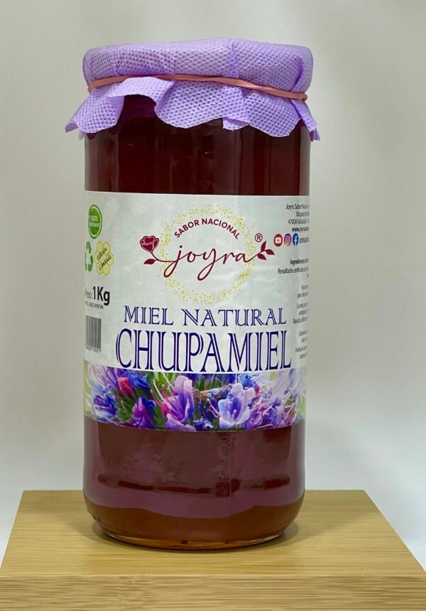Miel de Chupamiel Joyra 1kg, delicada y dulce, con suaves notas de manzanilla y caramelo de limón. Ideal para infusiones, tostadas y recetas. 100% cruda y natural.