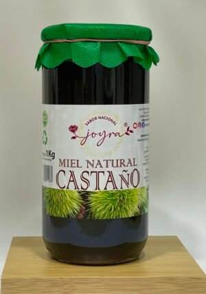 Miel de Castaño Joyra 1kg, intensa y aromática, con matices amargos y sabor robusto. Ideal para infusiones, tostadas o recetas. 100% cruda y natural.