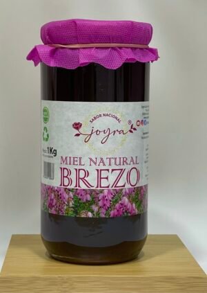 Miel de Brezo Joyra 1kg, intensa y aromática, con matices de caramelo. Ideal para postres, recetas saladas o disfrutar sola. 100% cruda y natural.