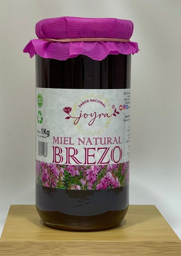 Miel de Brezo Joyra 1kg, intensa y aromática, con matices de caramelo. Ideal para postres, recetas saladas o disfrutar sola. 100% cruda y natural.