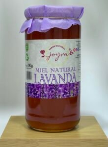 Dulzura Floral que Enamora los Sentidos Miel Joyra Lavanda 100% Pura y de Origen Nacional, 100% natural y cruda, con delicado aroma floral y sabor dulce. Ideal para infusiones, tostadas y recetas especiales. ✔ 100% miel pura ✔ Sin azúcares añadidos ✔ Sin conservantes ✔ Producto natural ✔ Formato ahorro 1kg