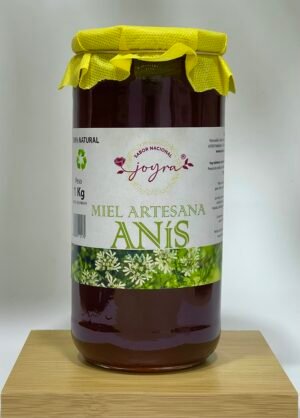 Dulzura Natural con Aroma Envolvente. Miel Joyra Anís 100% Pura y de Origen Nacional, 100% natural y cruda, con delicado aroma anisado y sabor suave. Ideal para infusiones, tostadas y recetas especiales. ✔ 100% miel pura ✔ Sin azúcares añadidos ✔ Sin conservantes ✔ Producto natural ✔ Formato ahorro 1kg
