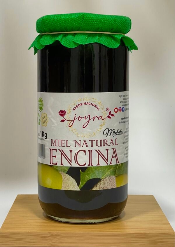 IMG_5523 Sabor Intenso y Auténtico del Bosque Miel Joyra Encina 100% Pura y de Origen Nacional, 100% natural y cruda, con sabor intenso y notas amargas suaves. Ideal para infusiones, tostadas y recetas especiales. ✔ 100% miel pura ✔ Sin azúcares añadidos ✔ Sin conservantes ✔ Producto natural ✔ Formato ahorro 1kg