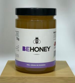 Aroma Mediterráneo y Energía Natural Miel BeHoney de Romero Pura y Nacional, 100% cruda y natural, con sabor herbal característico y rica en antioxidantes. Ideal para infusiones y consumo diario. ✔ 100% miel pura ✔ Sin azúcares añadidos ✔ Sin conservantes ✔ Producto natural ✔ Formato ahorro 770