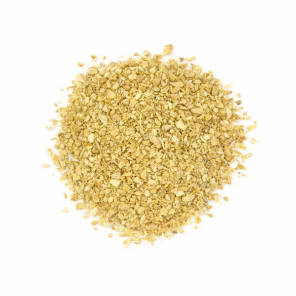 Jengibre Raíz Triturado a Granel El jengibre es una raíz ampliamente utilizada en la gastronomía y en preparaciones tradicionales por su sabor característico y su versatilidad. Se obtiene del rizoma de la planta Zingiber officinale, que una vez seco se tritura para facilitar su uso. En LA DESPENSA DEL GRANEL seleccionamos jengibre raíz triturada de calidad, conservando su aroma intenso y su perfil ligeramente picante. Su formato triturado permite una dosificación cómoda y una liberación progresiva del aroma tanto en infusiones como en recetas. Es un ingrediente muy presente en cocinas asiáticas, mezclas especiadas y bebidas calientes. Al prepararlo, aporta notas cálidas, frescas y especiadas, convirtiéndose en un básico tanto para uso culinario como para infusión. Puede combinarse fácilmente con ingredientes como la Cúrcuma, el Limón o la miel para crear bebidas con carácter. Su formato a granel permite ajustar la cantidad según preferencia, mantener la frescura y reducir el uso de envases.