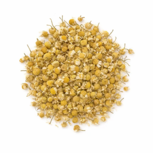 La manzanilla dulce (Matricaria chamomilla) es una de las plantas más utilizadas en infusión por su sabor suave, su aroma floral y su larga tradición de uso en diferentes culturas. En LA DESPENSA DEL GRANEL la ofrecemos en flor entera, cuidadosamente seleccionada para conservar su aroma y calidad. Al infusionarse, libera un perfume delicado y un sabor ligero, ligeramente dulce y muy agradable, convirtiéndose en una bebida ideal para momentos de calma o después de las comidas. Su uso forma parte de la tradición herbal, donde se ha empleado habitualmente en infusiones domésticas por su perfil suave y su buena tolerancia.