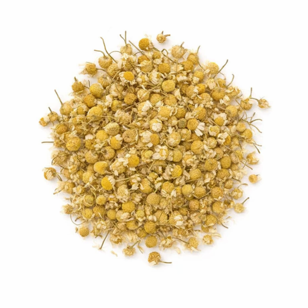 La manzanilla dulce (Matricaria chamomilla) es una de las plantas más utilizadas en infusión por su sabor suave, su aroma floral y su larga tradición de uso en diferentes culturas. En LA DESPENSA DEL GRANEL la ofrecemos en flor entera, cuidadosamente seleccionada para conservar su aroma y calidad. Al infusionarse, libera un perfume delicado y un sabor ligero, ligeramente dulce y muy agradable, convirtiéndose en una bebida ideal para momentos de calma o después de las comidas. Su uso forma parte de la tradición herbal, donde se ha empleado habitualmente en infusiones domésticas por su perfil suave y su buena tolerancia.