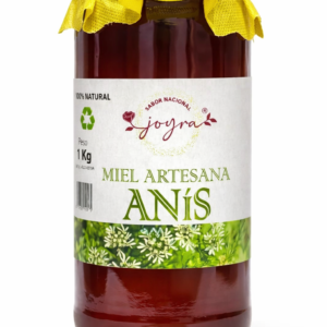 La Miel Joyra Anís 100% Pura y de Origen Nacional es una miel aromática y única, elaborada a partir del néctar de flores y plantas con esencia de anís, recolectadas en entornos naturales de España. Su color ámbar claro y brillante se acompaña de un aroma delicado y dulce con el característico toque anisado, ofreciendo una experiencia sensorial envolvente. Cada cucharada proporciona un sabor suave y redondo, con un equilibrio elegante entre dulzura y notas herbales, perfecto para disfrutar sola o como ingrediente en infusiones, postres y recetas creativas. Miel 100% cruda y natural, cuidadosamente seleccionada para conservar toda su pureza, nutrientes y autenticidad.