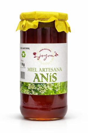 La Miel Joyra Anís 100% Pura y de Origen Nacional es una miel aromática y única, elaborada a partir del néctar de flores y plantas con esencia de anís, recolectadas en entornos naturales de España. Su color ámbar claro y brillante se acompaña de un aroma delicado y dulce con el característico toque anisado, ofreciendo una experiencia sensorial envolvente. Cada cucharada proporciona un sabor suave y redondo, con un equilibrio elegante entre dulzura y notas herbales, perfecto para disfrutar sola o como ingrediente en infusiones, postres y recetas creativas. Miel 100% cruda y natural, cuidadosamente seleccionada para conservar toda su pureza, nutrientes y autenticidad.