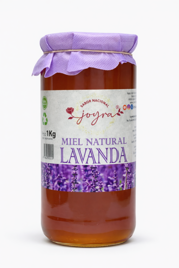 Miel Joyra Lavanda 100% Pura y de Origen Nacional La Miel Joyra Lavanda 100% Pura y de Origen Nacional es un auténtico tesoro aromático que combina la dulzura natural de la miel con el delicado perfume floral de la lavanda, recolectada en entornos naturales de España. De color ámbar claro y brillante, su aroma suave y envolvente despierta los sentidos desde el primer instante. Cada cucharada ofrece un sabor delicado y ligeramente floral, equilibrado y armonioso, perfecto para disfrutar sola, endulzar infusiones o añadir un toque especial a postres y recetas creativas. Miel 100% cruda y natural, cuidadosamente seleccionada para conservar toda su pureza, nutrientes y autenticidad.
