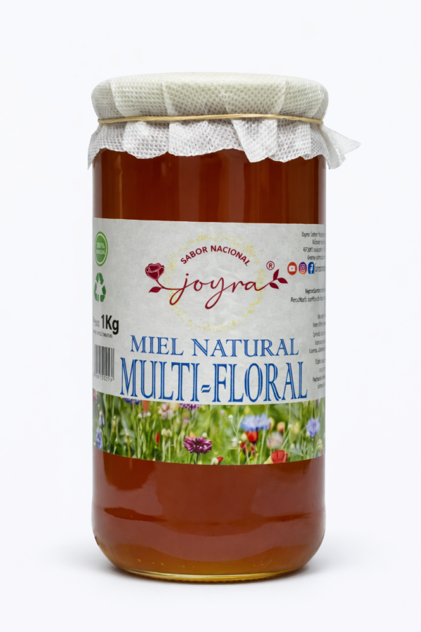 La Miel Multifloral Joyra 1kg es la expresión más pura de la biodiversidad floral española. Elaborada a partir del néctar recolectado por las abejas en diversas flores silvestres, cada cucharada ofrece un sabor equilibrado, dulce y ligeramente aromático, con matices que varían suavemente según la floración de la temporada. De color ámbar brillante y textura suave y fluida, esta miel envuelve el paladar con una dulzura natural y redonda, convirtiéndose en una opción versátil para el día a día. Ideal para endulzar infusiones, acompañar tostadas, yogures o aportar un toque especial a recetas dulces y saladas, es un producto 100% crudo y natural, cuidadosamente recolectado para conservar todas sus propiedades y su autenticidad.