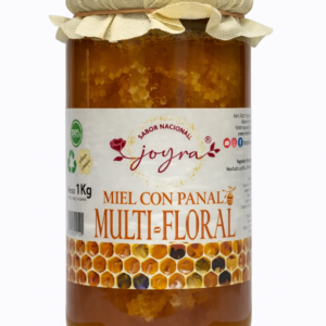 La Miel Joyra Multifloral con Trozos de Panal 100% Pura y de Origen Nacional es una experiencia natural única que combina la riqueza de la miel multifloral con la textura deliciosa de los trozos de panal. Recolectada en entornos naturales de España, cada cucharada ofrece un sabor equilibrado y complejo, con matices de diversas flores silvestres y la suavidad característica de la miel cruda. Los trozos de panal aportan un toque auténtico, que permite disfrutar de la miel tal como la producen las abejas. Ideal para endulzar infusiones, tostadas, yogures o añadir un toque especial a recetas dulces y saladas, manteniendo todos los nutrientes, vitaminas y propiedades naturales de la miel.