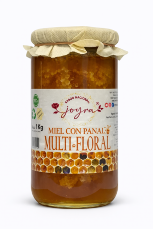 Miel Joyra Multifloral con Trozos de Panal 100% Pura y de Origen Nacional La Miel Joyra Multifloral con Trozos de Panal 100% Pura y de Origen Nacional es una experiencia natural única que combina la riqueza de la miel multifloral con la textura deliciosa de los trozos de panal. Recolectada en entornos naturales de España, cada cucharada ofrece un sabor equilibrado y complejo, con matices de diversas flores silvestres y la suavidad característica de la miel cruda. Los trozos de panal aportan un toque auténtico, que permite disfrutar de la miel tal como la producen las abejas. Ideal para endulzar infusiones, tostadas, yogures o añadir un toque especial a recetas dulces y saladas, manteniendo todos los nutrientes, vitaminas y propiedades naturales de la miel.