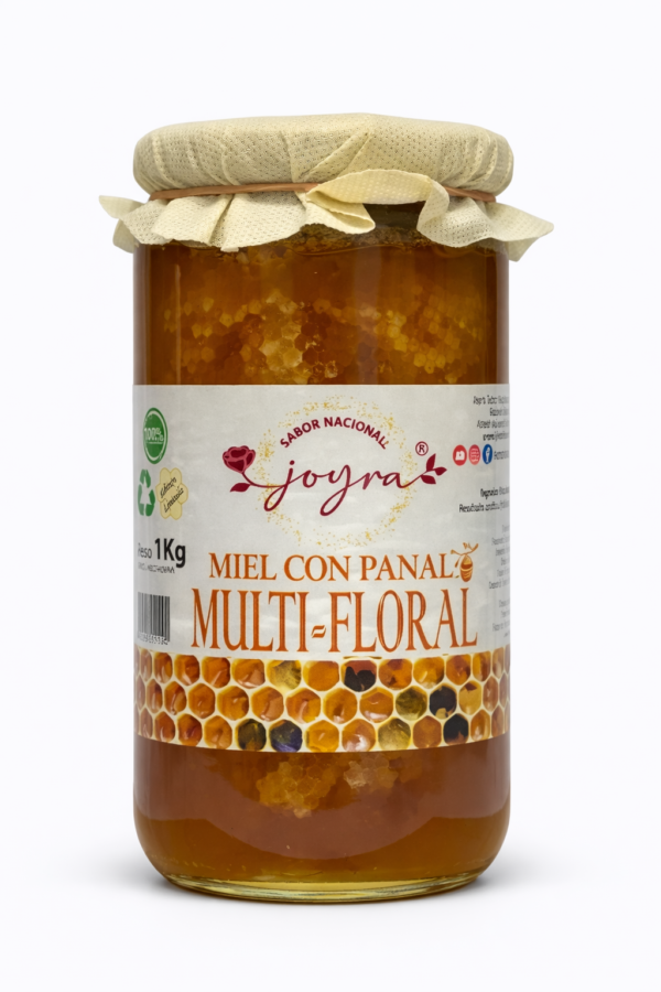 La Miel Joyra Multifloral con Trozos de Panal 100% Pura y de Origen Nacional es una experiencia natural única que combina la riqueza de la miel multifloral con la textura deliciosa de los trozos de panal. Recolectada en entornos naturales de España, cada cucharada ofrece un sabor equilibrado y complejo, con matices de diversas flores silvestres y la suavidad característica de la miel cruda. Los trozos de panal aportan un toque auténtico, que permite disfrutar de la miel tal como la producen las abejas. Ideal para endulzar infusiones, tostadas, yogures o añadir un toque especial a recetas dulces y saladas, manteniendo todos los nutrientes, vitaminas y propiedades naturales de la miel.