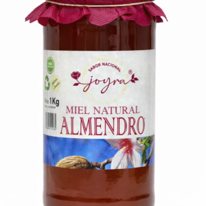 La Miel de Almendro Joyra 1kg es una miel suave y delicada, elaborada con el néctar de flores de almendro de los mejores campos de España. Su color claro y brillante acompaña un aroma floral fresco que evoca la primavera, mientras su sabor dulce y ligeramente afrutado acaricia el paladar con elegancia, con matices sutiles que sorprenden en cada cucharada. Su textura fluida y cremosa la hace ideal para endulzar infusiones, tostadas, yogures o dar un toque especial a tus recetas, ofreciendo una experiencia natural, pura y artesanal en cada frasco.