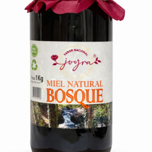 La Miel de Bosque Joyra 1kg es una miel intensa y aromática, recolectada por las abejas en bosques de robles, encinas y alcornoques de la península ibérica. De color ámbar oscuro y aroma profundo con sutiles notas de resina y especias, cada cucharada ofrece un sabor complejo que recuerda a madera, pasas y regaliz, transportándote al corazón del bosque. Su textura fluida y cremosa, junto a su lenta cristalización, permite disfrutar de toda su pureza durante más tiempo, perfecta para endulzar infusiones, acompañar tostadas o dar un toque especial a tus recetas, ofreciendo una experiencia natural, auténtica y cuidadosamente elaborada en cada frasco.