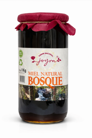 La Miel de Bosque Joyra 1kg es una miel intensa y aromática, recolectada por las abejas en bosques de robles, encinas y alcornoques de la península ibérica. De color ámbar oscuro y aroma profundo con sutiles notas de resina y especias, cada cucharada ofrece un sabor complejo que recuerda a madera, pasas y regaliz, transportándote al corazón del bosque. Su textura fluida y cremosa, junto a su lenta cristalización, permite disfrutar de toda su pureza durante más tiempo, perfecta para endulzar infusiones, acompañar tostadas o dar un toque especial a tus recetas, ofreciendo una experiencia natural, auténtica y cuidadosamente elaborada en cada frasco.