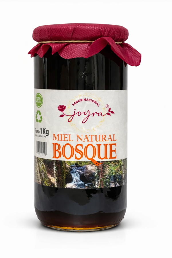 La Miel de Bosque Joyra 1kg es una miel intensa y aromática, recolectada por las abejas en bosques de robles, encinas y alcornoques de la península ibérica. De color ámbar oscuro y aroma profundo con sutiles notas de resina y especias, cada cucharada ofrece un sabor complejo que recuerda a madera, pasas y regaliz, transportándote al corazón del bosque. Su textura fluida y cremosa, junto a su lenta cristalización, permite disfrutar de toda su pureza durante más tiempo, perfecta para endulzar infusiones, acompañar tostadas o dar un toque especial a tus recetas, ofreciendo una experiencia natural, auténtica y cuidadosamente elaborada en cada frasco.