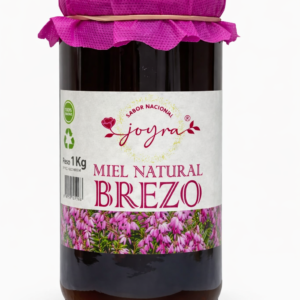 La Miel de Brezo Joyra 1kg es una miel intensa y sofisticada, elaborada con néctar de brezos en plena floración de entornos naturales españoles. De color ámbar profundo y aroma envolvente, cada cucharada ofrece un sabor complejo y ligeramente amargo, con delicados matices que recuerdan al caramelo, creando una experiencia sensorial única. Su textura cremosa se desliza suavemente en el paladar, perfecta para disfrutar sola, acompañar postres, aderezos o recetas saladas, y vivir momentos de indulgencia natural con un producto 100% crudo, puro y cuidadosamente seleccionado.