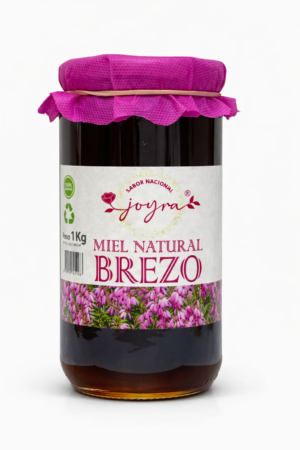 La Miel de Brezo Joyra 1kg es una miel intensa y sofisticada, elaborada con néctar de brezos en plena floración de entornos naturales españoles. De color ámbar profundo y aroma envolvente, cada cucharada ofrece un sabor complejo y ligeramente amargo, con delicados matices que recuerdan al caramelo, creando una experiencia sensorial única. Su textura cremosa se desliza suavemente en el paladar, perfecta para disfrutar sola, acompañar postres, aderezos o recetas saladas, y vivir momentos de indulgencia natural con un producto 100% crudo, puro y cuidadosamente seleccionado.