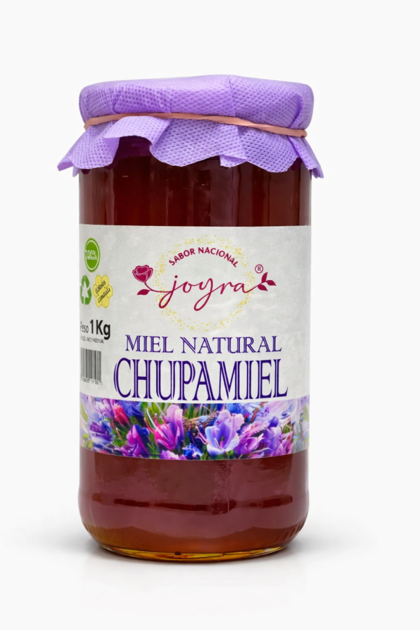 La Miel de Chupamiel Joyra 1kg es una miel delicada y única, elaborada a partir del néctar de las flores de lengua de buey en plena floración. De color ámbar claro y aroma floral sutil, cada cucharada ofrece un sabor dulce con suaves matices de manzanilla y caramelo de limón que acarician el paladar. Su textura fluida y cremosa, junto a su lenta cristalización, permite disfrutar de toda su pureza durante más tiempo, convirtiéndola en una opción perfecta para endulzar infusiones, tostadas o recetas especiales, ofreciendo una experiencia natural, aromática y cuidadosamente elaborada en cada frasco.