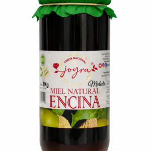 La Miel Joyra Encina 100% Pura y de Origen Nacional es una miel intensa y aromática, elaborada a partir del néctar recolectado por las abejas en bosques de encinas de España. Su color ámbar oscuro y su aroma profundo con notas naturales de madera y resina evocan la esencia del bosque mediterráneo. Cada cucharada ofrece un sabor robusto, ligeramente amargo y con matices complejos que despiertan los sentidos. Su textura fluida y cremosa se mantiene durante más tiempo gracias a su lenta cristalización, siendo perfecta para disfrutar sola, endulzar infusiones, acompañar tostadas o aportar un toque especial a tus recetas. Miel 100% cruda y natural, cuidadosamente seleccionada para conservar toda su pureza, nutrientes y autenticidad.