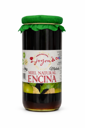 La Miel Joyra Encina 100% Pura y de Origen Nacional es una miel intensa y aromática, elaborada a partir del néctar recolectado por las abejas en bosques de encinas de España. Su color ámbar oscuro y su aroma profundo con notas naturales de madera y resina evocan la esencia del bosque mediterráneo. Cada cucharada ofrece un sabor robusto, ligeramente amargo y con matices complejos que despiertan los sentidos. Su textura fluida y cremosa se mantiene durante más tiempo gracias a su lenta cristalización, siendo perfecta para disfrutar sola, endulzar infusiones, acompañar tostadas o aportar un toque especial a tus recetas. Miel 100% cruda y natural, cuidadosamente seleccionada para conservar toda su pureza, nutrientes y autenticidad.