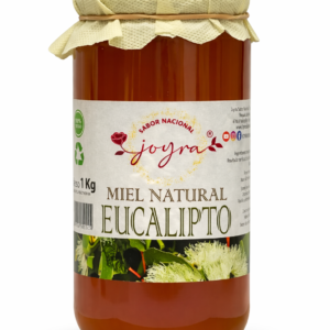 La Miel de Eucalipto Joyra 1kg es una miel dorada y sedosa, elaborada a partir del néctar de eucaliptos de entornos naturales españoles. Su aroma herbal fresco y característico anticipa un sabor equilibrado, suave y distintivo que despierta los sentidos en cada cucharada. De textura cremosa y fluida, es perfecta para endulzar infusiones, yogures, tostadas o añadir un toque especial a tus recetas favoritas. Esta miel es 100% cruda y natural, cuidadosamente recolectada para preservar toda su pureza, nutrientes y calidad, convirtiéndose en una experiencia auténtica y revitalizante para quienes buscan sabor y bienestar en cada frasco.