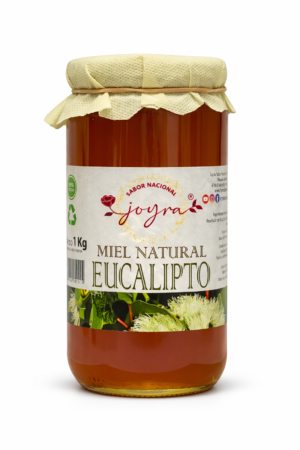 La Miel de Eucalipto Joyra 1kg es una miel dorada y sedosa, elaborada a partir del néctar de eucaliptos de entornos naturales españoles. Su aroma herbal fresco y característico anticipa un sabor equilibrado, suave y distintivo que despierta los sentidos en cada cucharada. De textura cremosa y fluida, es perfecta para endulzar infusiones, yogures, tostadas o añadir un toque especial a tus recetas favoritas. Esta miel es 100% cruda y natural, cuidadosamente recolectada para preservar toda su pureza, nutrientes y calidad, convirtiéndose en una experiencia auténtica y revitalizante para quienes buscan sabor y bienestar en cada frasco.
