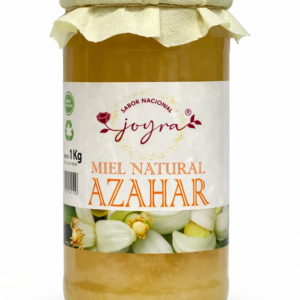 La Miel de Azahar Joyra 1kg es una miel delicada y aromática, recolectada en los floridos campos de Andalucía y del Levante hasta el Ebro. De color claro y brillante, desprende un suave aroma floral que evoca los naranjos en flor, mientras su sabor dulce y ligero acaricia el paladar con elegancia. Su textura cremosa y fluida se disfruta sola, en infusiones o como toque especial en postres y recetas, ofreciendo una experiencia auténtica y natural en cada cucharada. Cada frasco contiene miel cruda, cuidadosamente seleccionada para conservar toda su pureza, nutrientes y el encanto de la naturaleza española.