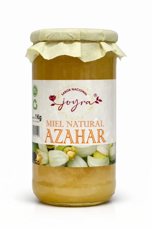 Miel Joyra de azahar 100% Pura y de Origen Nacional La Miel de Azahar Joyra 1kg es una miel delicada y aromática, recolectada en los floridos campos de Andalucía y del Levante hasta el Ebro. De color claro y brillante, desprende un suave aroma floral que evoca los naranjos en flor, mientras su sabor dulce y ligero acaricia el paladar con elegancia. Su textura cremosa y fluida se disfruta sola, en infusiones o como toque especial en postres y recetas, ofreciendo una experiencia auténtica y natural en cada cucharada. Cada frasco contiene miel cruda, cuidadosamente seleccionada para conservar toda su pureza, nutrientes y el encanto de la naturaleza española.