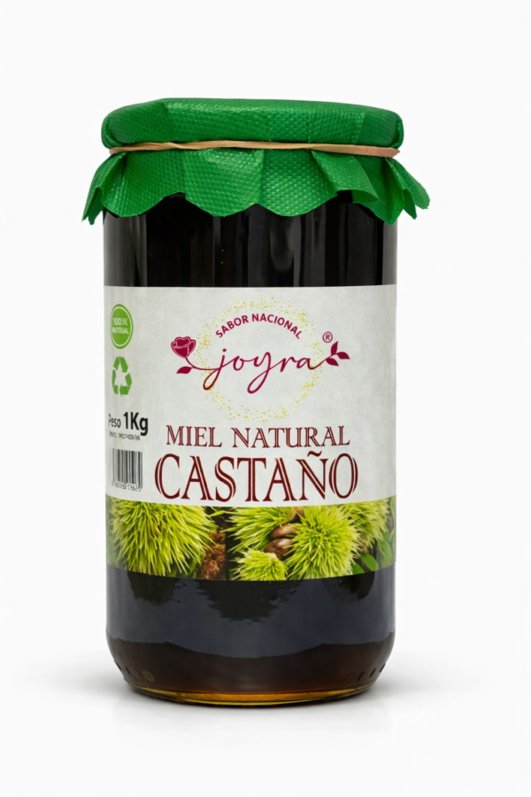 Miel Joyra de castaño 100% Pura y de Origen Nacional La Miel de Castaño Joyra 1kg es una miel intensa y aromática, recolectada en bosques selectos de castaños de España. De color ámbar oscuro y aroma profundo a madera seca, cada cucharada ofrece un sabor robusto y complejo, con dulzura marcada y sutiles matices amargos que aportan carácter. Su textura suave y fluida se conserva por más tiempo gracias a su baja cristalización, y cada tarro contiene miel cruda, 100% natural y sin aditivos, perfecta para disfrutar sola, en infusiones o acompañando tus recetas favoritas.