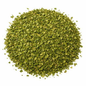 La intensidad del Mediterráneo en estado puro El orégano en hoja ecológico es una hierba aromática obtenida de las hojas secas de Origanum vulgare, cultivado bajo los principios de la agricultura ecológica certificada, sin pesticidas ni fertilizantes químicos de síntesis. Con un aroma intenso, ligeramente balsámico y profundamente mediterráneo, el orégano BIO es uno de los condimentos más utilizados en la cocina tradicional. Su sabor es robusto, cálido y persistente, ideal para realzar recetas de pasta, pizzas, carnes, legumbres, ensaladas y salsas. En LA DESPENSA DEL GRANEL seleccionamos orégano ecológico cuidadosamente deshidratado para conservar su potencia aromática y su color verde natural. Al comprar orégano ecológico a granel, no solo obtienes un producto fresco y de calidad, sino que también contribuyes a un consumo más sostenible y responsable. Su versatilidad lo convierte en un básico imprescindible en cualquier despensa saludable y natural.