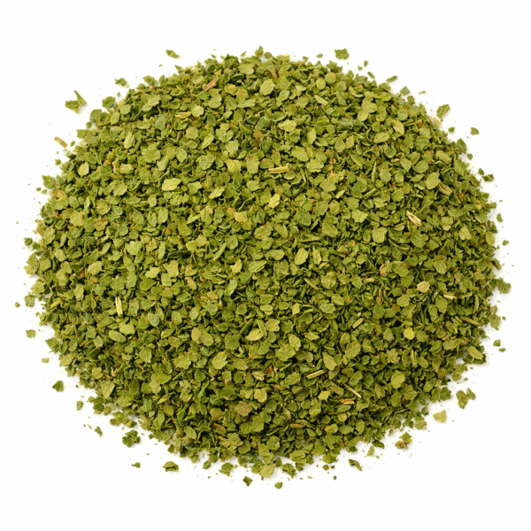 La intensidad del Mediterráneo en estado puro El orégano en hoja ecológico es una hierba aromática obtenida de las hojas secas de Origanum vulgare, cultivado bajo los principios de la agricultura ecológica certificada, sin pesticidas ni fertilizantes químicos de síntesis. Con un aroma intenso, ligeramente balsámico y profundamente mediterráneo, el orégano BIO es uno de los condimentos más utilizados en la cocina tradicional. Su sabor es robusto, cálido y persistente, ideal para realzar recetas de pasta, pizzas, carnes, legumbres, ensaladas y salsas. En LA DESPENSA DEL GRANEL seleccionamos orégano ecológico cuidadosamente deshidratado para conservar su potencia aromática y su color verde natural. Al comprar orégano ecológico a granel, no solo obtienes un producto fresco y de calidad, sino que también contribuyes a un consumo más sostenible y responsable. Su versatilidad lo convierte en un básico imprescindible en cualquier despensa saludable y natural.