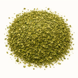 El orégano en hoja, también conocido como orégano seco o deshidratado, es una de las hierbas aromáticas más utilizadas en la cocina mediterránea e internacional. Procedente del Origanum vulgare, sus hojas se secan cuidadosamente para conservar su aroma intenso, ligeramente balsámico y especiado. En LA DESPENSA DEL GRANEL seleccionamos orégano de calidad superior, con hoja limpia, bien seca y de color verde natural, garantizando sabor y frescura en cada uso. Es un ingrediente esencial en pizzas, pastas, salsas de tomate, ensaladas, carnes, verduras asadas y platos tradicionales. Su sabor es profundo y ligeramente amargo, con notas cálidas que realzan sin enmascarar otros ingredientes. Comprar orégano en hoja a granel permite disfrutar de un producto natural, ajustar cantidades y apostar por una cocina más sostenible.