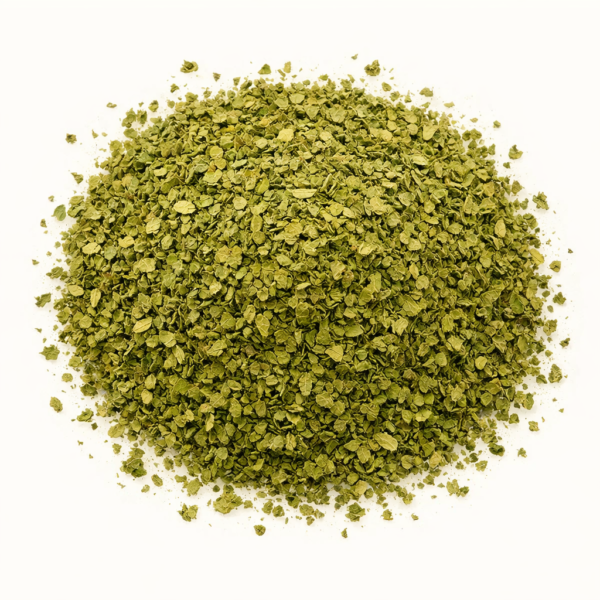 El orégano en hoja, también conocido como orégano seco o deshidratado, es una de las hierbas aromáticas más utilizadas en la cocina mediterránea e internacional. Procedente del Origanum vulgare, sus hojas se secan cuidadosamente para conservar su aroma intenso, ligeramente balsámico y especiado. En LA DESPENSA DEL GRANEL seleccionamos orégano de calidad superior, con hoja limpia, bien seca y de color verde natural, garantizando sabor y frescura en cada uso. Es un ingrediente esencial en pizzas, pastas, salsas de tomate, ensaladas, carnes, verduras asadas y platos tradicionales. Su sabor es profundo y ligeramente amargo, con notas cálidas que realzan sin enmascarar otros ingredientes. Comprar orégano en hoja a granel permite disfrutar de un producto natural, ajustar cantidades y apostar por una cocina más sostenible.