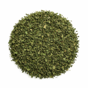 La ortiga (Urtica dioica) es una planta ampliamente conocida en la tradición herbal por su uso en infusión y su perfil vegetal. Una vez seca, pierde su efecto urticante y se convierte en una planta suave y versátil, muy utilizada en preparaciones herbales. En LA DESPENSA DEL GRANEL seleccionamos hojas de ortiga verde secas, manteniendo su color, aroma y calidad para su uso en infusión o mezcla con otras plantas. Su sabor es herbáceo, limpio y ligeramente vegetal, ideal para quienes buscan una bebida natural sin cafeína.