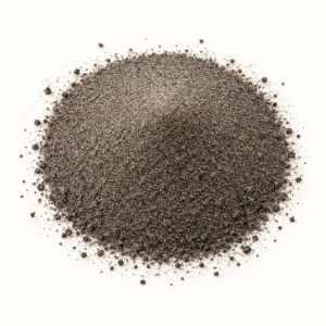 El toque que transforma cualquier receta. La pimienta negra molida es una de las especias más utilizadas y apreciadas del mundo por su sabor intenso, ligeramente picante y aroma cálido. Se obtiene de granos de pimienta negra cuidadosamente seleccionados y molidos para conservar al máximo su fragancia y potencia. En LA DESPENSA DEL GRANEL ofrecemos pimienta negra molida de alta calidad, ideal para uso culinario y para mezclas de especias, infusiones funcionales y bebidas como el chai latte o el golden latte, donde potencia y equilibra los sabores. Su sabor es profundo, con notas terrosas y un picante persistente que realza platos salados, caldos, verduras, carnes, legumbres y salsas. Además, en la tradición culinaria y herbal, la pimienta negra se ha valorado por su capacidad de activar aromas y mejorar la biodisponibilidad de otras especias, como la cúrcuma. Comprar pimienta negra molida a granel permite mantener frescura, ajustar cantidades y disfrutar de una especia esencial, natural y versátil.