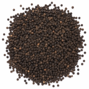La pimienta negra en grano es una de las especias más valoradas en cocina por su potencia aromática y su capacidad de transformar cualquier plato. Procedente del fruto seco del Piper nigrum, se recolecta antes de su maduración completa y se seca de forma natural, obteniendo su característico color oscuro y aroma intenso. En LA DESPENSA DEL GRANEL seleccionamos granos enteros de alta calidad, firmes y aromáticos, ideales para moler al momento. Al triturarse, liberan aceites esenciales que aportan un picante cálido, profundo y ligeramente terroso, mucho más fresco y potente que la pimienta ya molida. Es imprescindible en carnes, pescados, verduras, caldos, legumbres y salsas, y base fundamental en mezclas de especias como curry, masala o adobos tradicionales. Comprar pimienta negra en grano a granel permite conservar mejor su frescura, ajustar cantidades y disfrutar de una especia pura y natural.